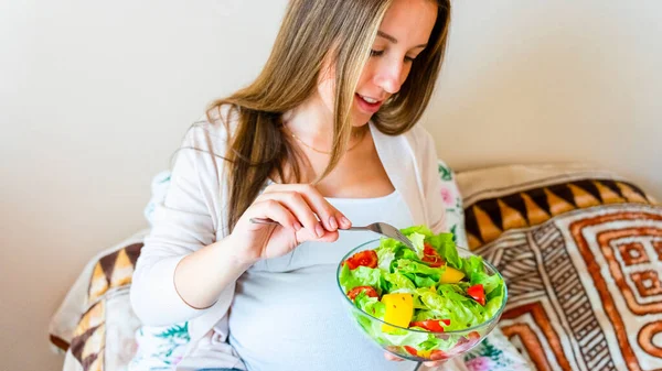 Pregnancy Eating Healthy Salad Happy Pregnant Woman Eating Nutrition Food — ストック写真