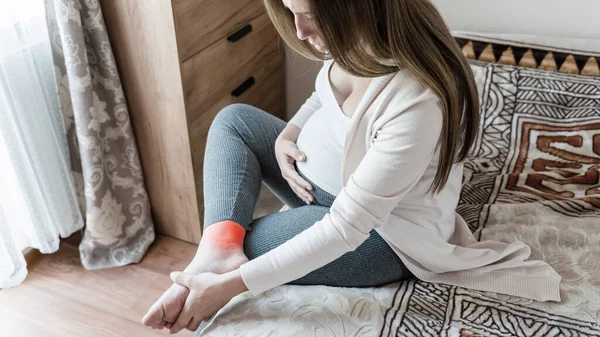 脚踝疼痛的孕妇 怀孕女孩有足部抽筋 脚踝腿疼痛做健康推拿运动 怀孕期间足部肿胀 — 图库照片