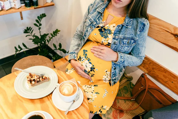 Těhotenská Kavárna Pije Kávu Životní Styl Ráno Šťastnou Těhotnou Dívkou — Stock fotografie
