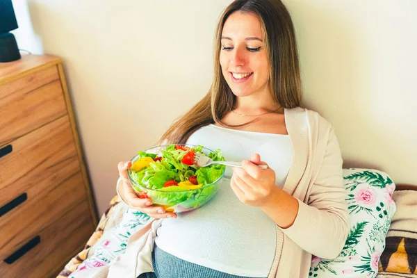 Pregnant Healthy Eating Salad Pregnancy Woman Eating Nutrition Healthy Food — Stock fotografie