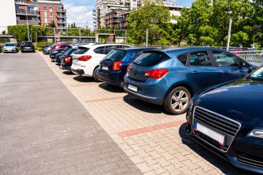 Otopark. Boş yol asfaltı arka planı. Şehir garajındaki otoparkta. Modern yeraltı otoparkı