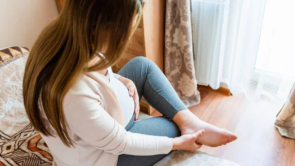 怀孕的女人腿疼 怀孕女孩有足部抽筋 脚踝腿疼痛做健康推拿运动 怀孕期间腿抽筋 — 图库照片