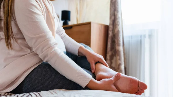 Schwangerschaft Fußknöchelschmerzen Schwangere Haben Bein Und Sprunggelenksschmerzen Beinkrämpfe Während Der — Stockfoto
