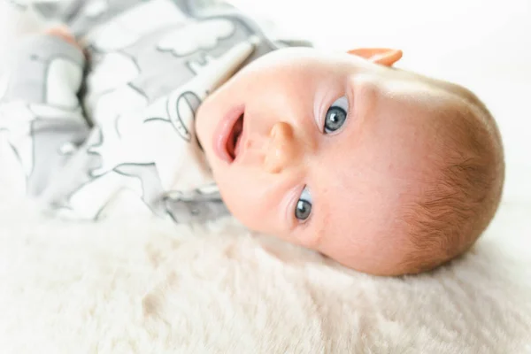 Kłamliwy Dziecięcy Baner Happy Cute Baby Baby Girl Leżące Białym — Zdjęcie stockowe