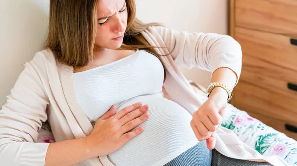 Gravid Tid Sjukhus Gravid Håller Babymage Kvinna Tittar Klocka Förlossningstid — Stockfoto