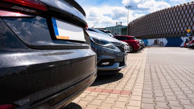 Otopark. Boş yol asfaltı arka planı. Şehir garajındaki otoparkta. Modern yeraltı otoparkı