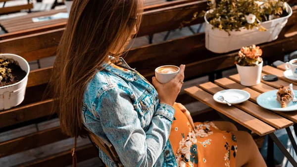 女性コーヒーカフェ妊娠ドリンク 幸せな妊娠中の女の子とのライフスタイルの朝はエスプレッソコーヒーを飲む コーヒー商品広告のコンセプト — ストック写真