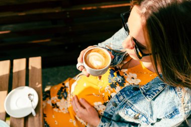 Kadın kahvesi, hamilelik içeceği. Mutlu hamile bir kızla hayat tarzı sabahları espresso içerler. Kahve ürünü reklamı kavramı