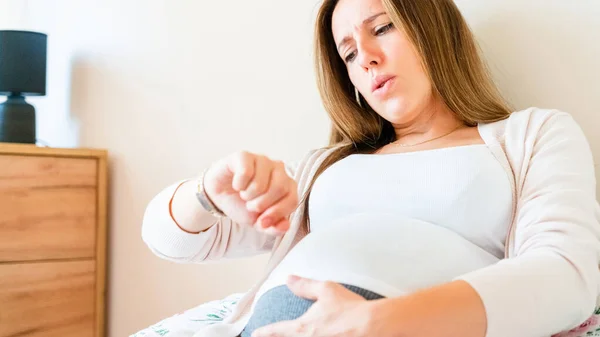 Pregnant Contractions Time Pregnancy Woman Watching Clock Holding Baby Belly — Φωτογραφία Αρχείου