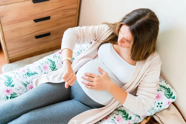 Gravid Tid Sjukhus Gravid Håller Babymage Kvinna Tittar Klocka Förlossningstid — Stockfoto