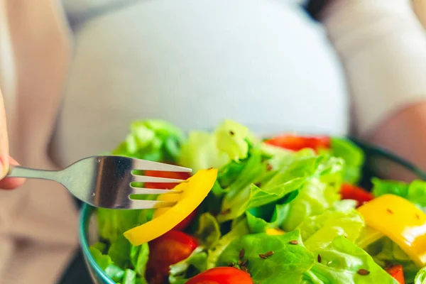Pregnant Salad Healthy Food Pregnancy Woman Eating Nutrition Diet Food — kuvapankkivalokuva