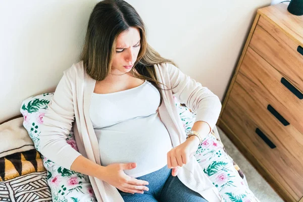 Gravid Klocka Tid Förlossning Förlossningstid Smärtor Sammandragningarna Graviditet Kvinna Tittar — Stockfoto