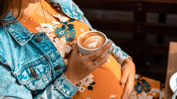 Donna Incinta Che Beve Caffe Felice Gravidanza Ragazza Bere Caffè — Foto Stock