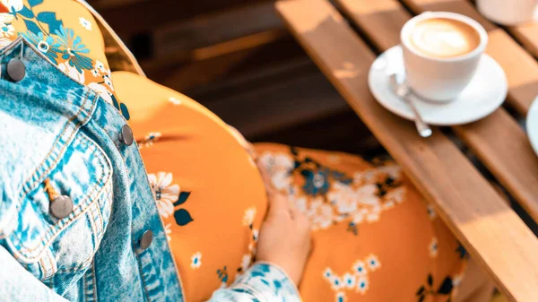 Zwangere Koffiedrinkende Vrouw Gelukkig Zwangerschapsmeisje Drinkt Hete Koffie Restaurant Vertegenwoordigen — Stockfoto