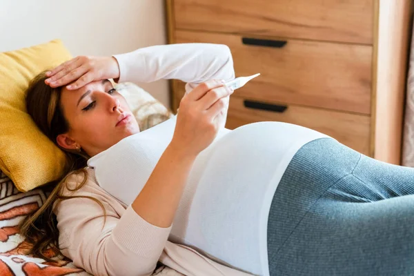 Controllo Temperatura Termometro Incinta Donna Incinta Che Tiene Termometro Controlla — Foto Stock