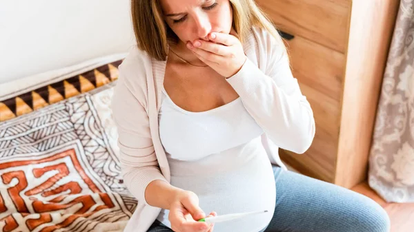 Pregnancy Health Temperature Check Pregnant Woman Holding Thermometer Check Fever — Stockfoto
