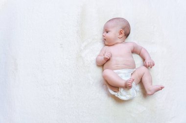 Çocuk bezi değiştiren yeni doğan afişi. Bebek bezli mutlu bebek. Beyaz çocuk bakımı geçmişi. Çocukluk kavramı, annelik, yaşam, doğum. Boşluğu kopyala