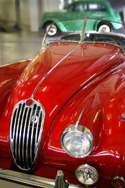 Kırmızı retro otomobil