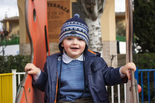 Pequeño niño balanceándose —  Fotos de Stock