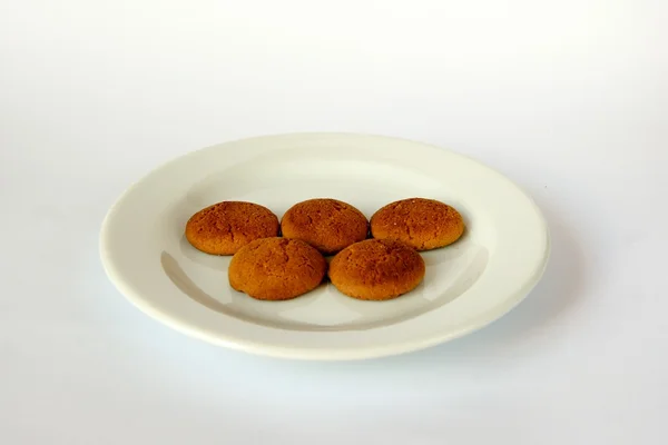 Biscoitos em uma placa branca — Fotografia de Stock