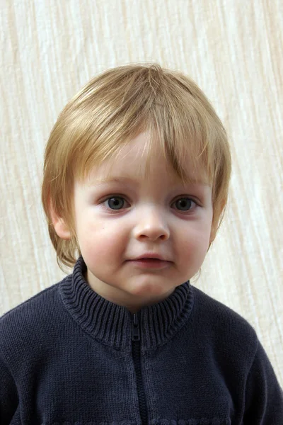 Niño se sienta — Foto de Stock