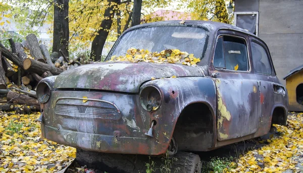 Verlaten auto van het regenwoud geel, herfst — Stockfoto