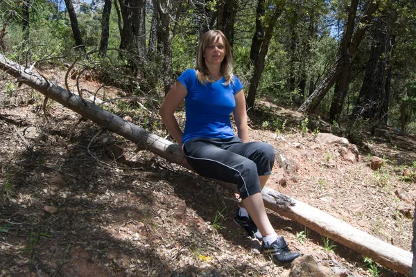 Jonge vrouw in het bos — Stockfoto