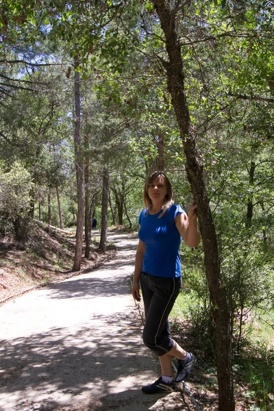 Žena kráčející v lese — Stock fotografie