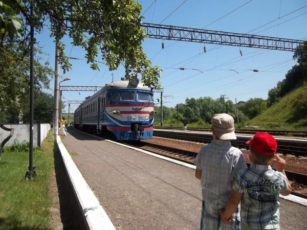 çocuklar tren bekliyor