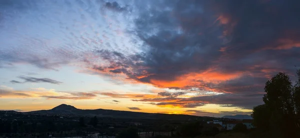 Köyün üzerinde gün batımı