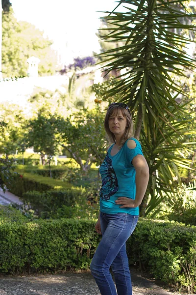 Jonge vrouw lopen op het alhambra — Stockfoto