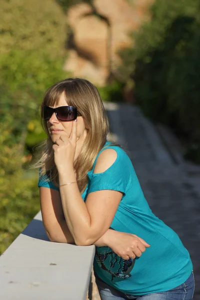 Jonge vrouw lopen op het alhambra — Stockfoto