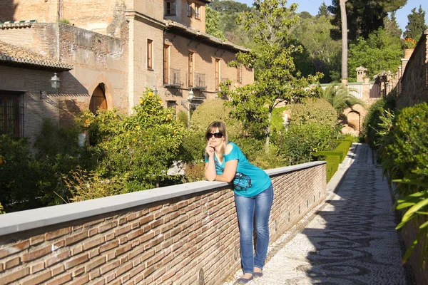 Mladá žena chůze na alhambra — Stock fotografie