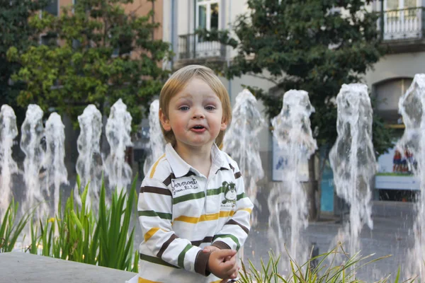 Dziecko przy fontannie — Zdjęcie stockowe