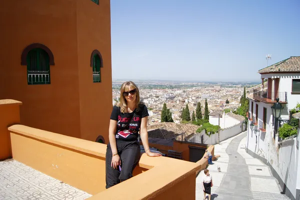 Jonge vrouw lopen op het alhambra — Stockfoto