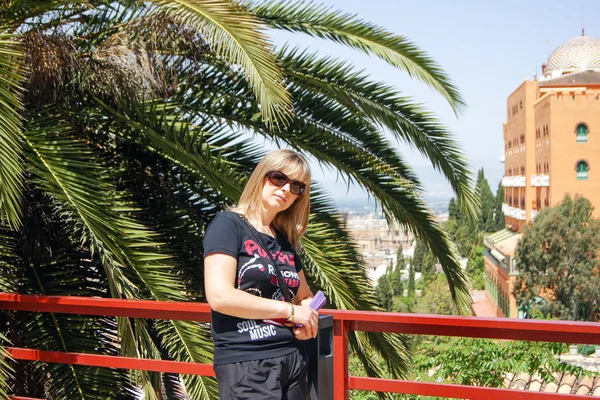 アルハンブラ宮殿を歩いて若い女性 — ストック写真