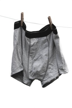 Erkekler külotları beyaz arka planda izole edilmiş bir iple kurutulur..