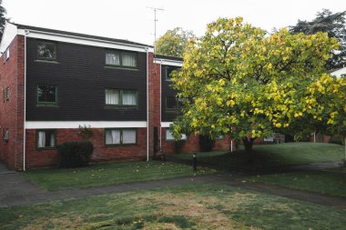 İlçe meclisinden tipik İngiliz evleri..