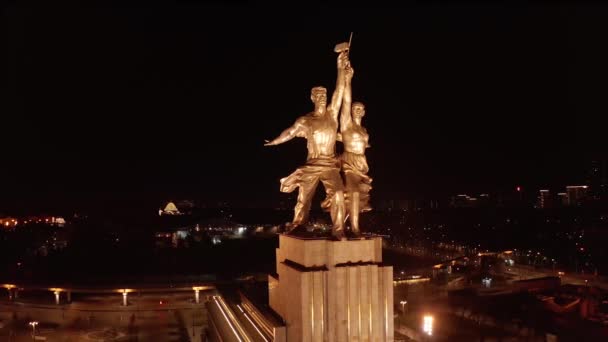 Rosja, Moskwa - 22 października: Widok z lotu ptaka na Pomnik Robotnika i Rolniczkę, w nocy. — Wideo stockowe
