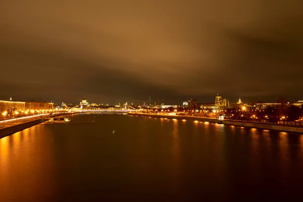 Widok nocny Moskovskva, rzeka Moskwa, nasyp i sygnalizacji świetlnej z mostu. Długotrwałe narażenie — Zdjęcie stockowe