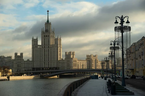 Moskau, Russland, 23. November 2021. Moskauer Stadtlandschaft mit einem stalinistischen Wolkenkratzer am Kotelnitscheskaja-Damm. — Stockfoto
