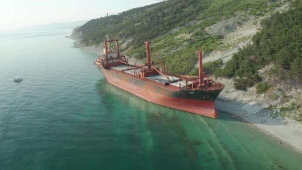Kabardinka, Rússia - junho de 2021: Vista aérea do navio de carga seca africano Rio de Janeiro foi banhado em terra durante uma tempestade. — Vídeo de Stock
