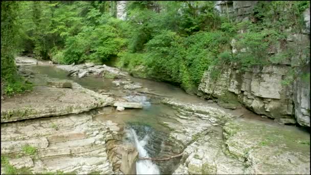 Psakho河潮湿峡谷中的无人机航拍到美丽的瀑布. — 图库视频影像