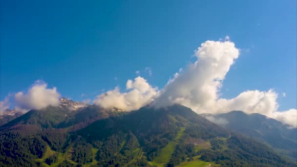 Timelapse letniego krajobrazu górskiego z ruchomymi chmurami. — Wideo stockowe