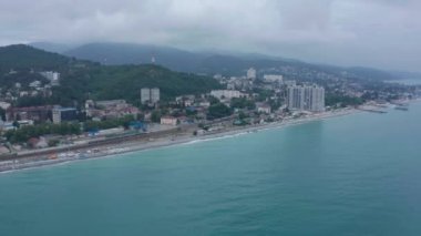 Lazarevskoe, Rusya - Haziran 2021: Lazarevskoe köyünü insansız hava aracından görmek. Sahil boyunca uzanan demiryolu..