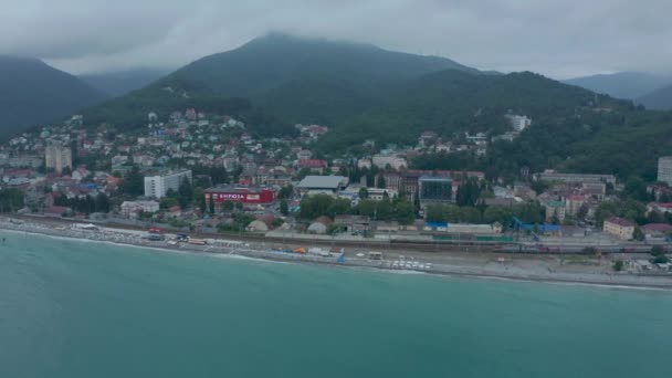 Lazarevskoe, Rusya - Haziran 2021: Lazarevskoe köyünü insansız hava aracından görmek. Sahil boyunca uzanan demiryolu.. — Stok video