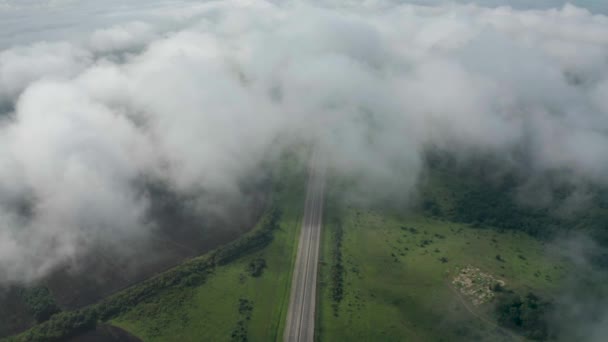 Carretera de alta velocidad entre los campos en los que los coches se mueven vista aérea. — Vídeos de Stock