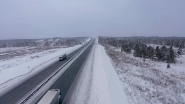Ciężarówki na torze zimowym drone wideo — Wideo stockowe
