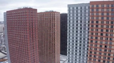 Moskova 'da yeni inşa edilen apartmanların gündüz saatlerinde çekilmiş klibi.