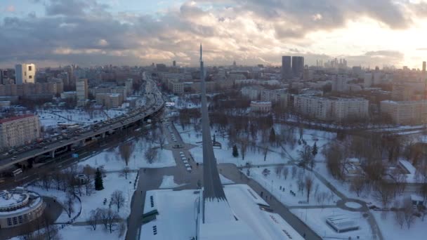 モスクワ- 2022年2月12日:宇宙征服者への記念碑. — ストック動画